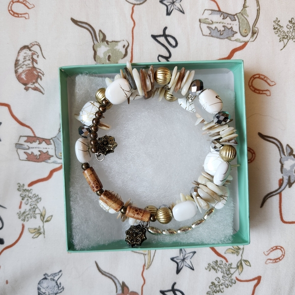 Elegant White and Gold Beaded Bracelet - Picture 5 of 5